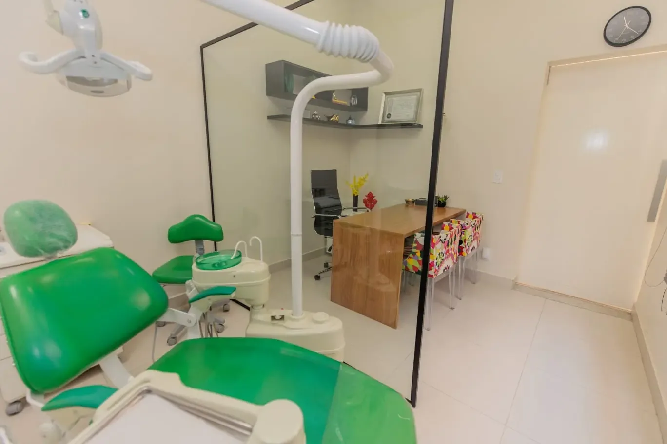 Sala clínica equipada do consultório da Dra. Lilian Yamamoto